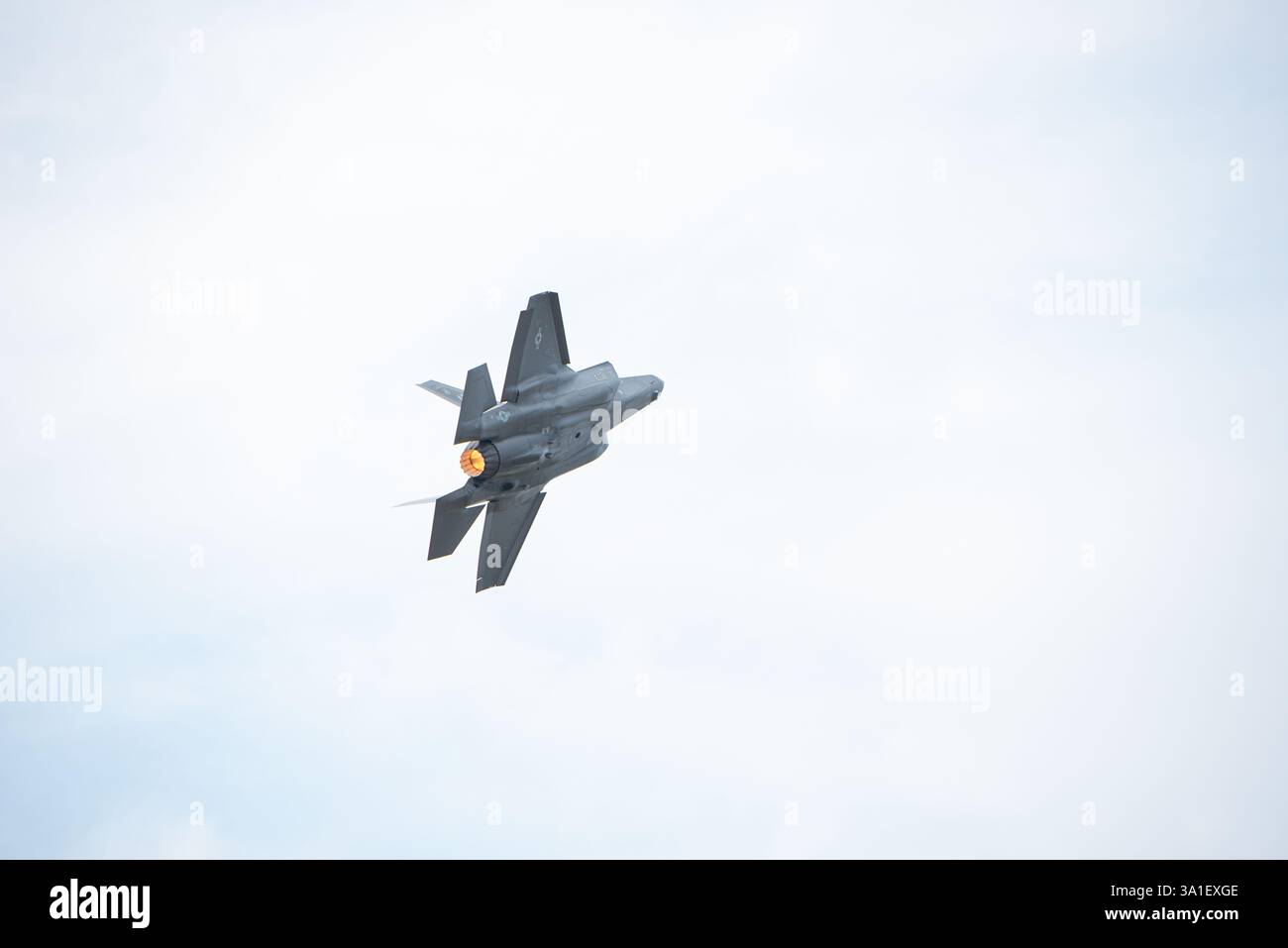 Bangkok, Thailandia. 8 marzo 2025. F-35A (Lightning II) Demo Team dell'USAF, Aerobatic Team si esibisce in cielo per il 88° anniversario della Royal Thai Air Force (RTAF) presso lo Wing 6 Royal Thai Air Force l'8 marzo 2025 a bangkok in Thailandia. (Foto di Teera Noisakran/Sipa USA) credito: SIPA USA/Alamy Live News Foto Stock