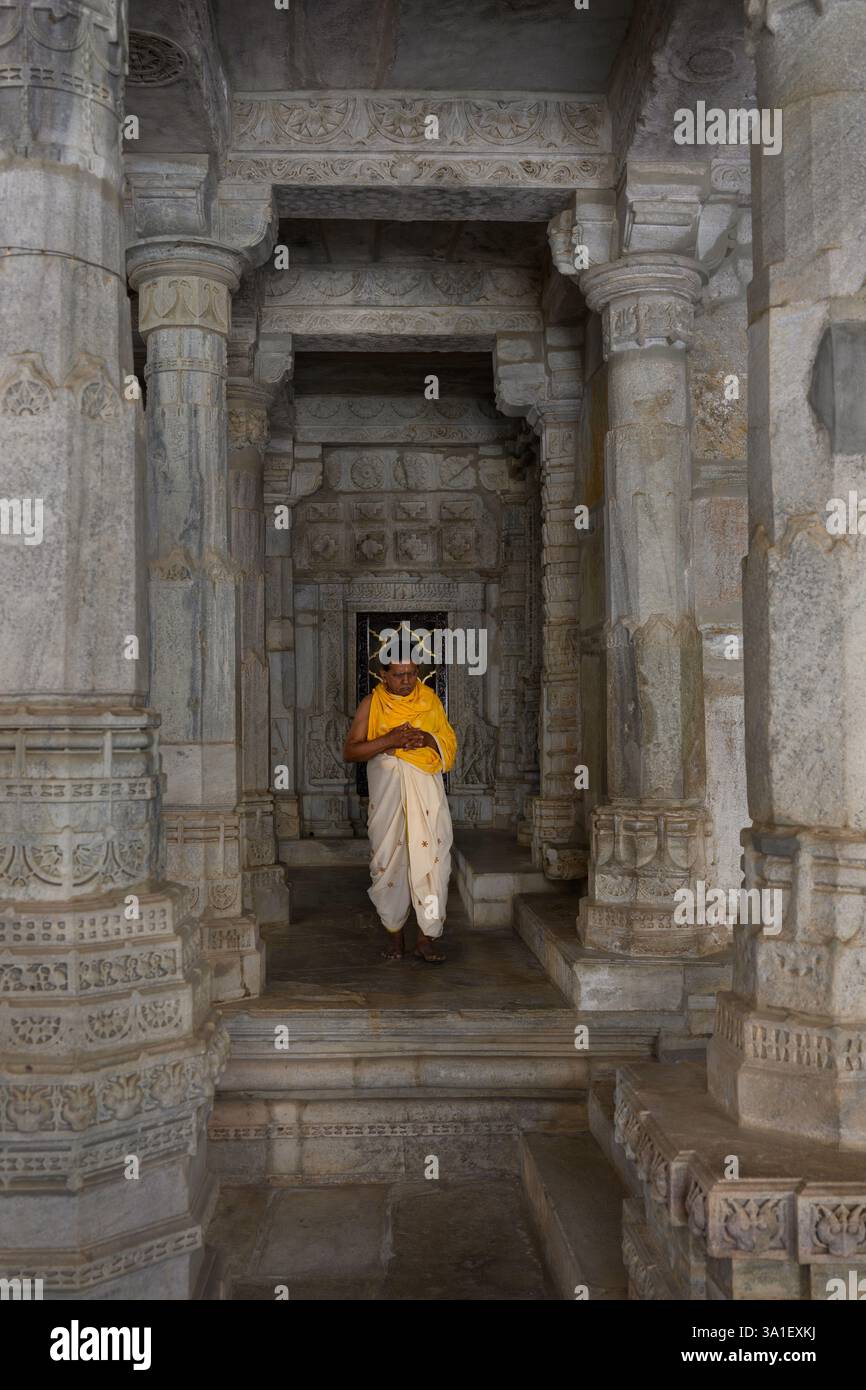 Ranakpur, Rajasthan, India - 14 febbraio 2025: Pellegrino o adoratore all'interno del Tempio Jain di Ranakpur Adinath Foto Stock