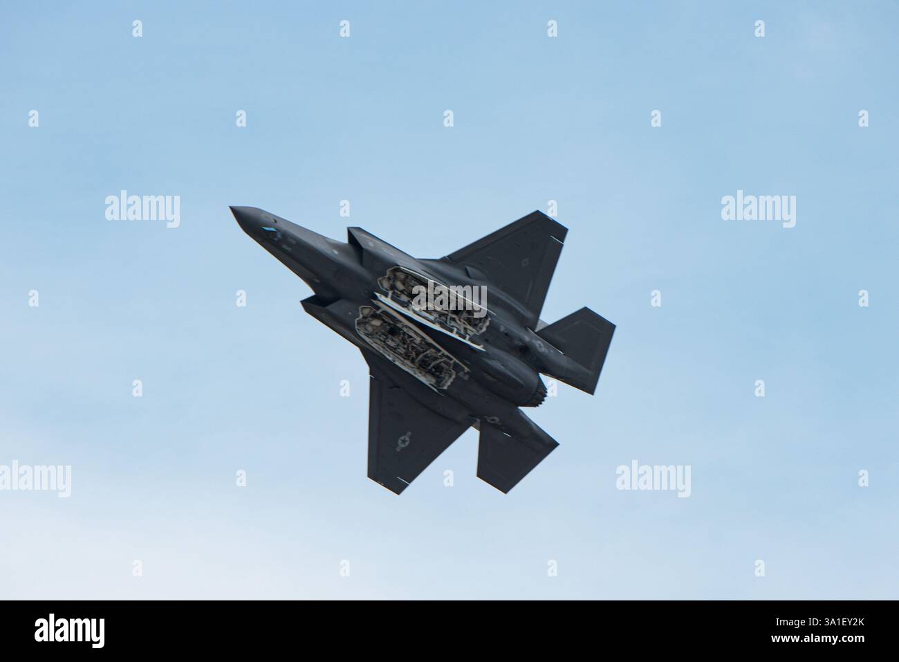 Bangkok, Thailandia. 8 marzo 2025. F-35A (Lightning II) Demo Team dell'USAF, Aerobatic Team si esibisce in cielo per il 88° anniversario della Royal Thai Air Force (RTAF) presso lo Wing 6 Royal Thai Air Force l'8 marzo 2025 a bangkok in Thailandia. (Foto di Teera Noisakran/Sipa USA) credito: SIPA USA/Alamy Live News Foto Stock