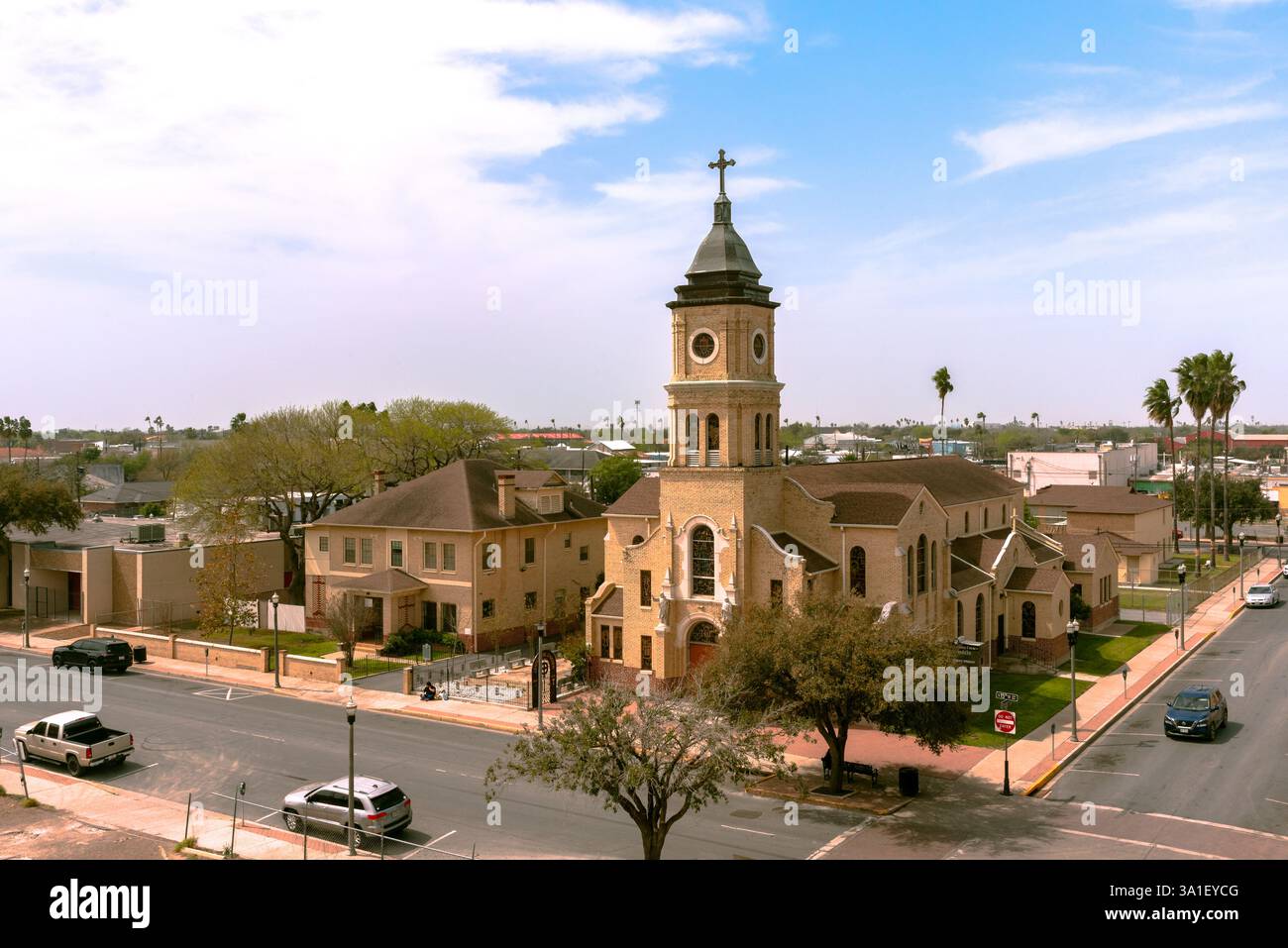 La chiesa cattolica del Sacro cuore, costruita nel 1924, nel centro di McAllen, Texas, Stati Uniti. Foto Stock