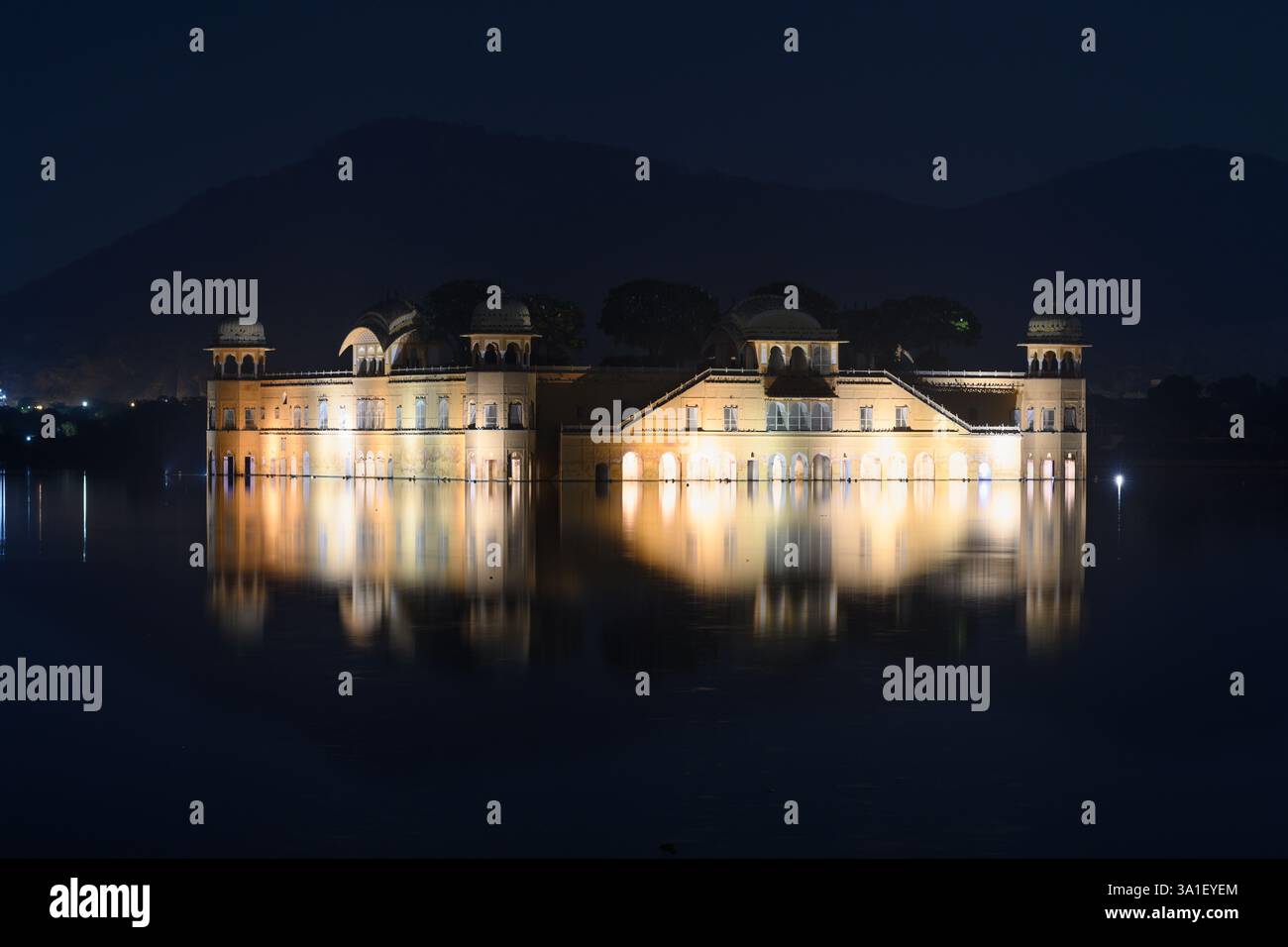 JAL Mahal Water Palace di Jaipur, Rajasthan, India, illuminato di notte nel lago Man Sagar Foto Stock
