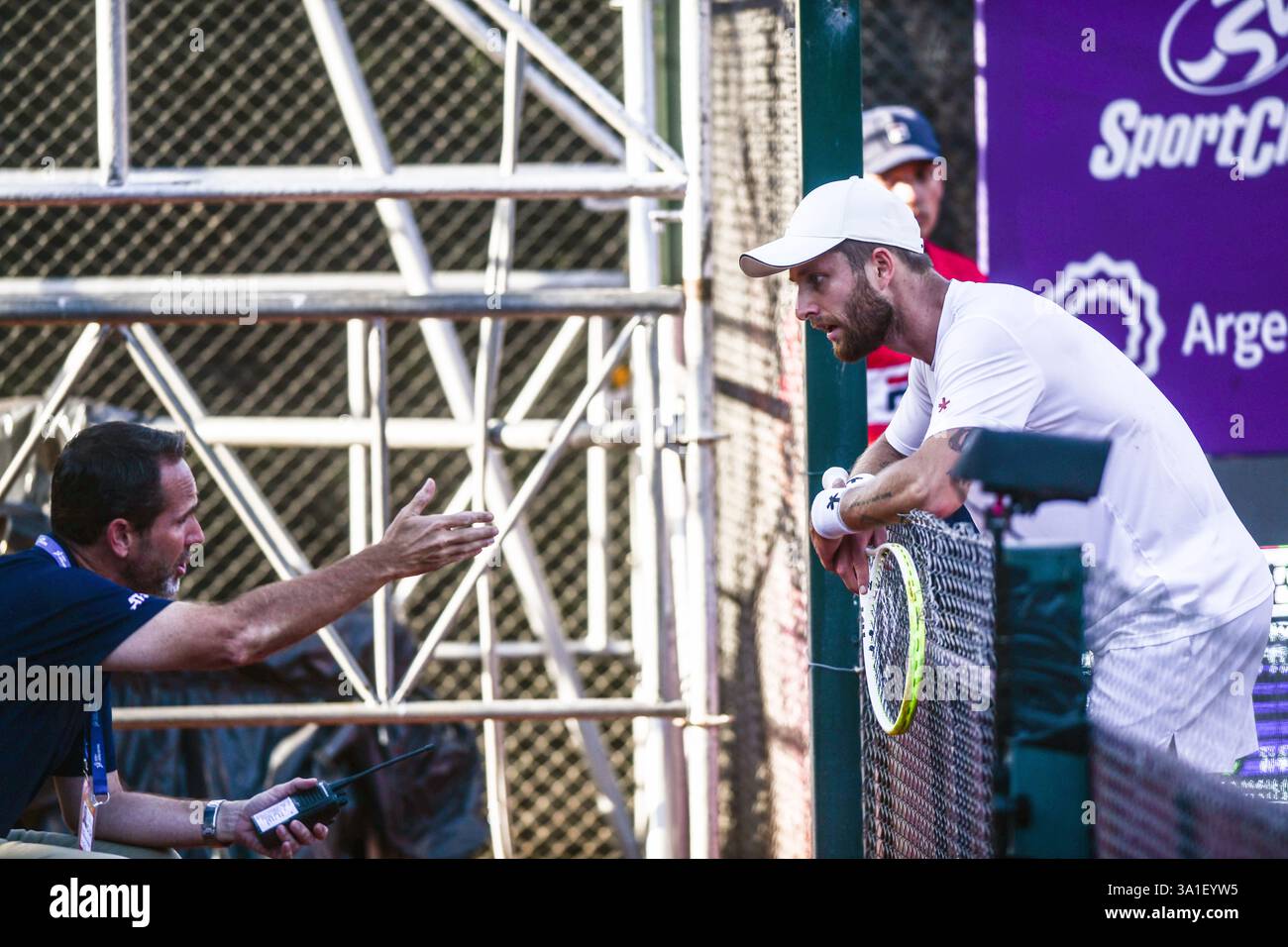 Corentin Moutet (Francia) litiga con un arbitro. Argentina Open 2025. Foto Stock