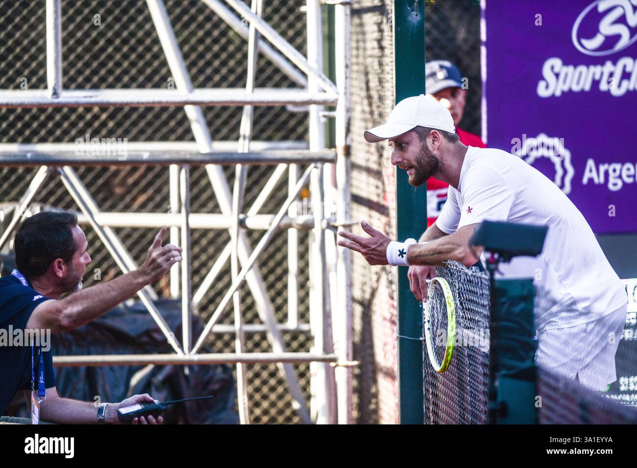Corentin Moutet (Francia) litiga con un arbitro. Argentina Open 2025. Foto Stock