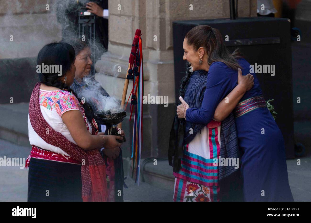 La dottoressa Claudia Sheinbaum Pardo, attuale presidente degli Stati Uniti messicani, ha commemorato la giornata internazionale della donna nel Palazzo Nazionale, dove erano presenti donne indigene provenienti da tutto il paese, vale la pena ricordare che il presidente ha nominato l'anno 2025 come l'anno della donna indigena. Crediti: Luis e Salgado/Alamy Live News Foto Stock