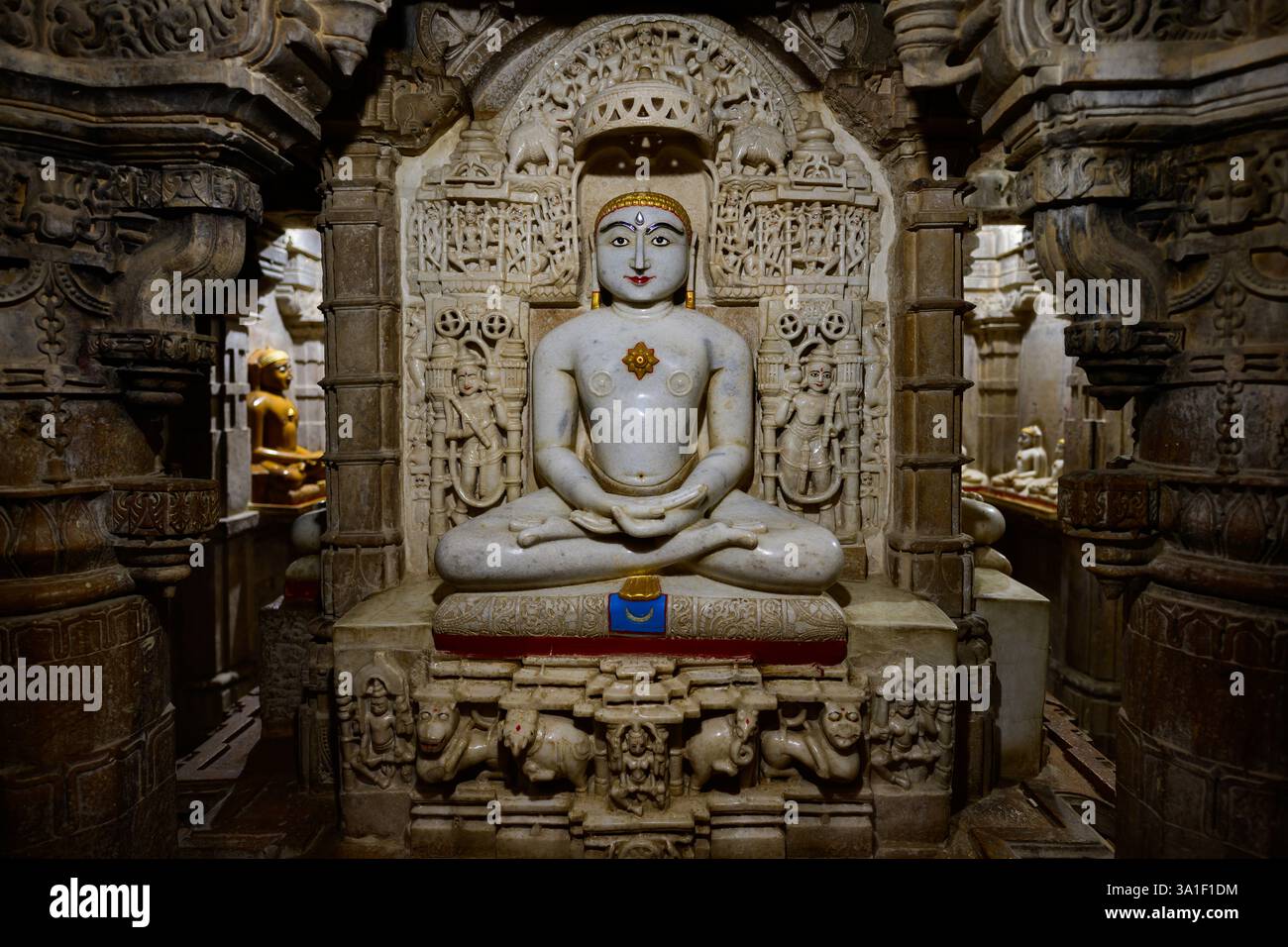 Lord Chandraprabhu Idol nel Tempio di Chandraprabhu, un tempio giainista nel forte di Jaisalmer Foto Stock