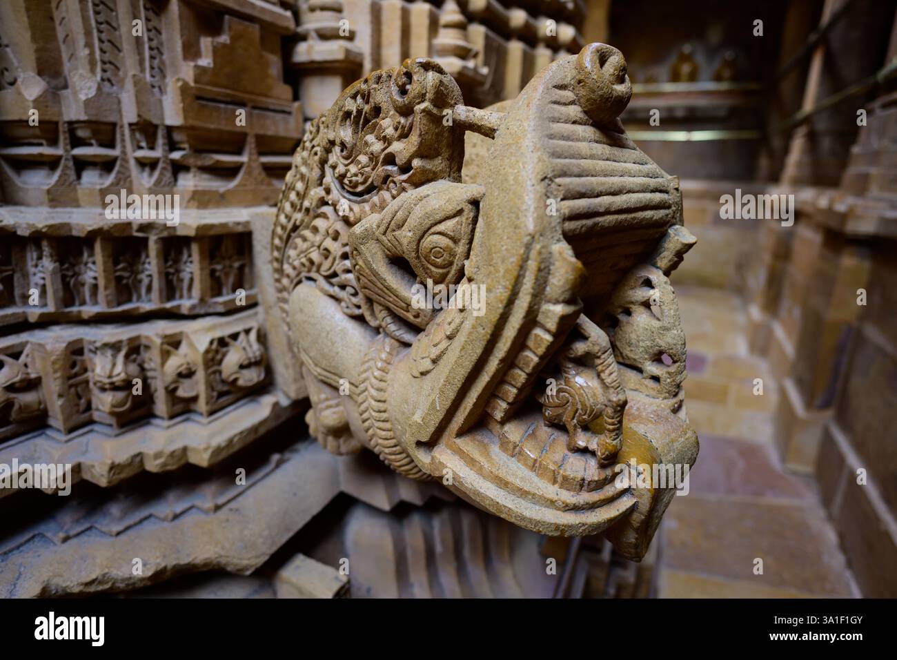 Scultura in pietra scolpita nel tempio di Chandraprabhu, un tempio giainista nel forte di Jaisalmer Foto Stock