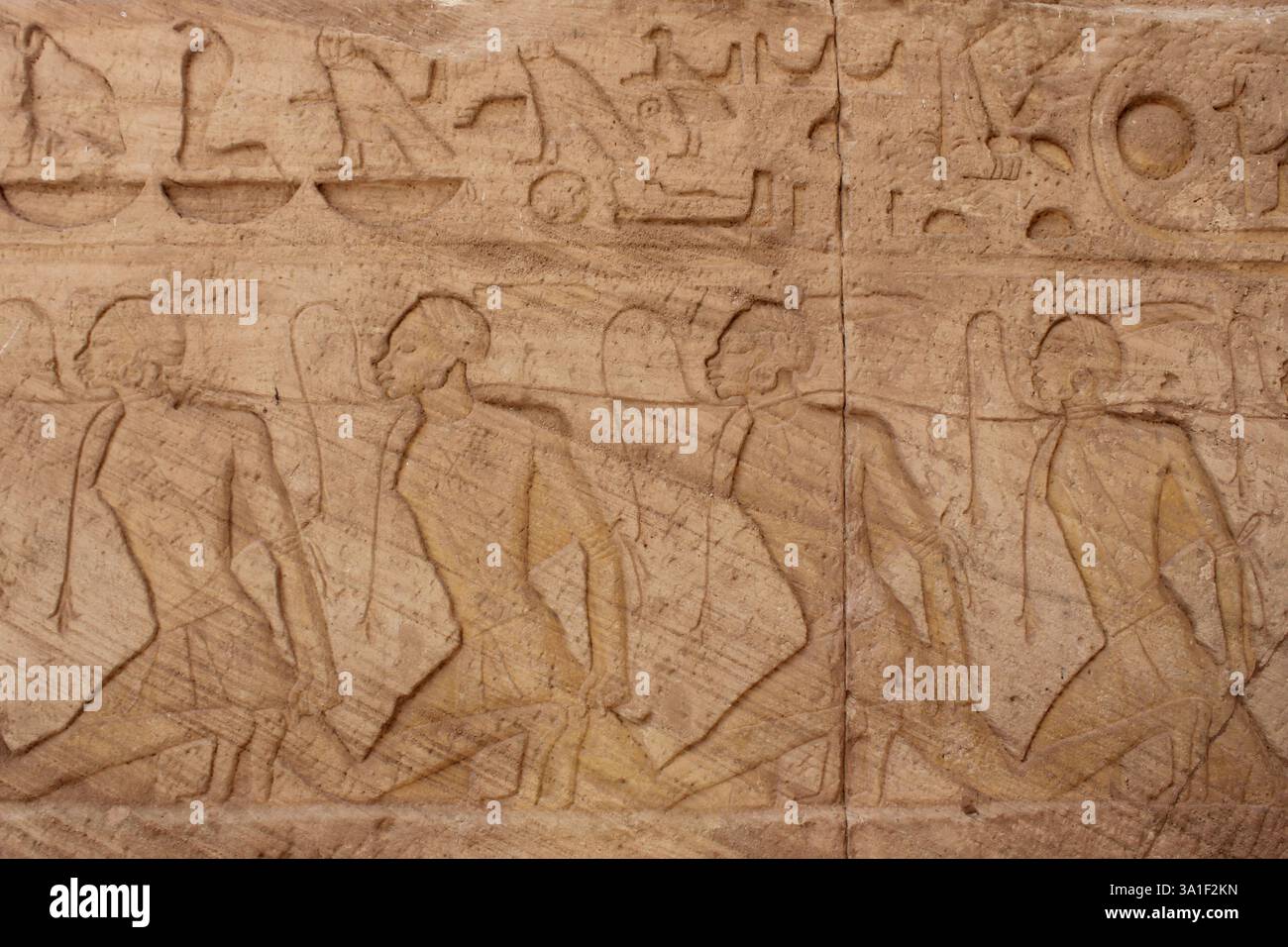 Sculture murali che mostrano i prigionieri di guerra nel tempio di Abou simbel ad Assuan Foto Stock