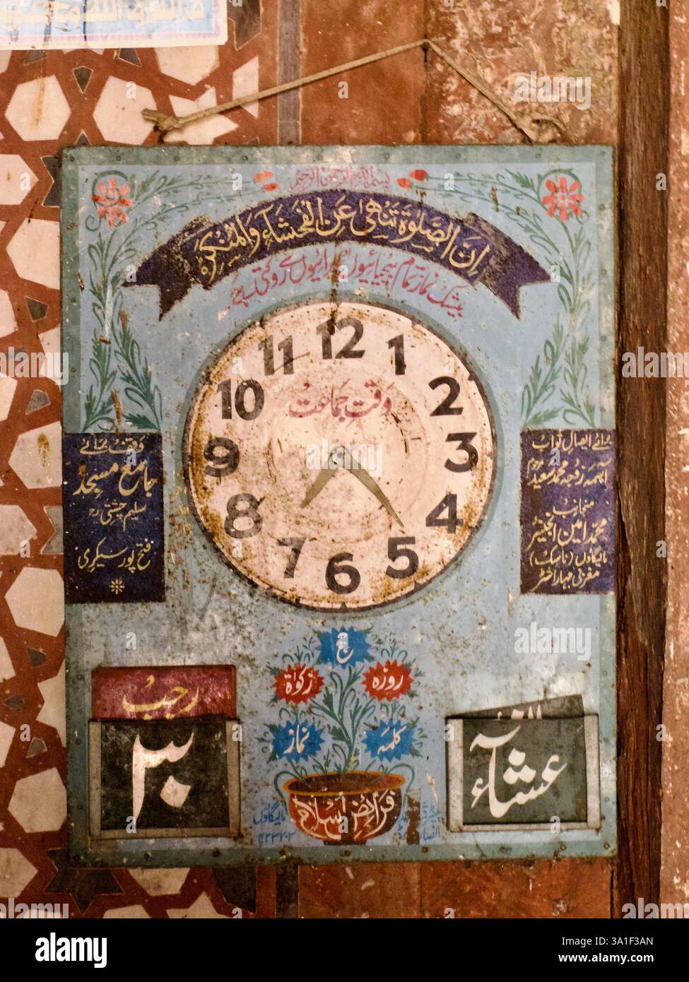 Orologio e calendario dell'ora di preghiera visualizzati all'interno dell'area mihrab e minbar di Jama Masjid, Fatehpur Sikri, Uttar Pradesh, India. Foto Stock