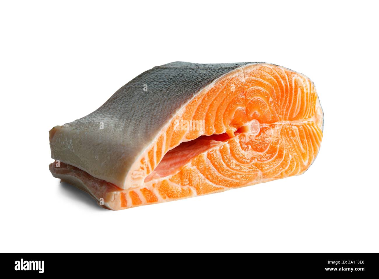 Bistecca fresca di salmone o trota, isolata su fondo bianco. Filetto di carne di pesce a fette da vicino, frutti di mare, cibo vegetariano e ingredienti da cucina Foto Stock