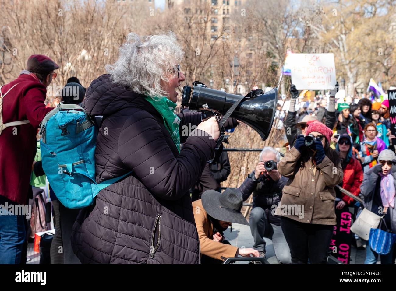 New York, New York, Stati Uniti. 8 marzo 2025. Migliaia di donne e sostenitori si sono riuniti a Washington Square Park per una manifestazione e una marcia verso Union Square a sostegno delle donne, dei gay, dei transgender e dei diritti umani in occasione della giornata internazionale della donna. Attivista femminista polacca e fondatrice dello sciopero delle donne All-Poland (Ogólnopolskiego Strajku Kobiet) Marta Lempart si rivolge alla folla. Crediti: Ed Lefkowicz/Alamy Live News Foto Stock