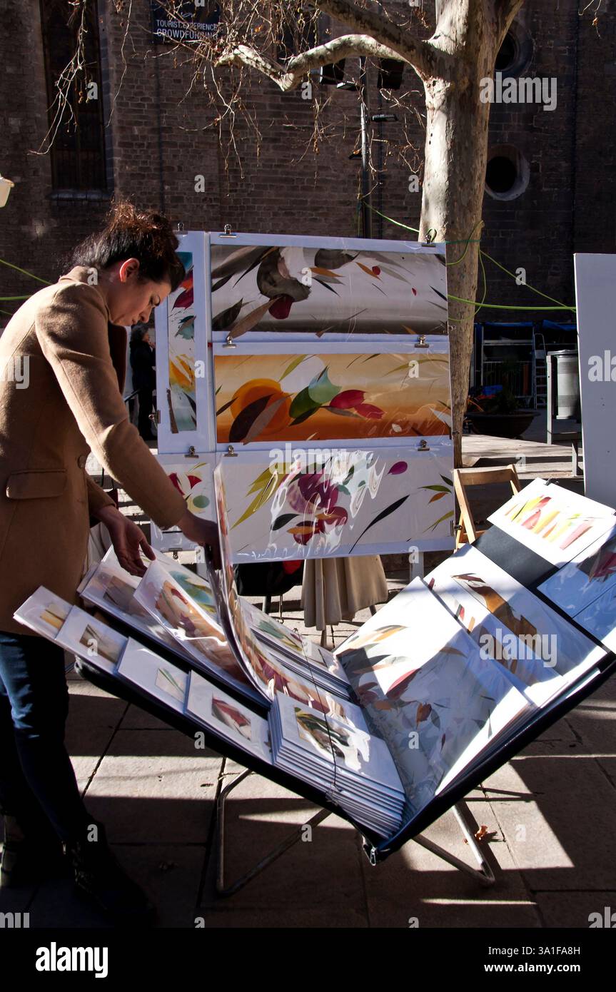 Artista donna con le sue opere d'arte in Plaza del Pino Painters Art Exhibition, Barcellona, Ciutat Vella, Spagna Foto Stock
