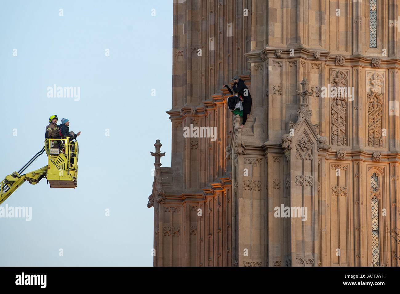 Londra, Inghilterra, Regno Unito. 8 marzo 2025. Un uomo con una bandiera palestinese salì la Elizabeth Tower, sede del Big Ben, al Palazzo di Westminster a Londra. I servizi di emergenza, compresi gli equipaggi della polizia, dei vigili del fuoco e delle ambulanze, hanno risposto, porta alla chiusura delle strade intorno al ponte di Westminster e Bridge Street. (Credit Image: © Thomas Krych/ZUMA Press Wire) SOLO PER USO EDITORIALE! Non per USO commerciale! Foto Stock