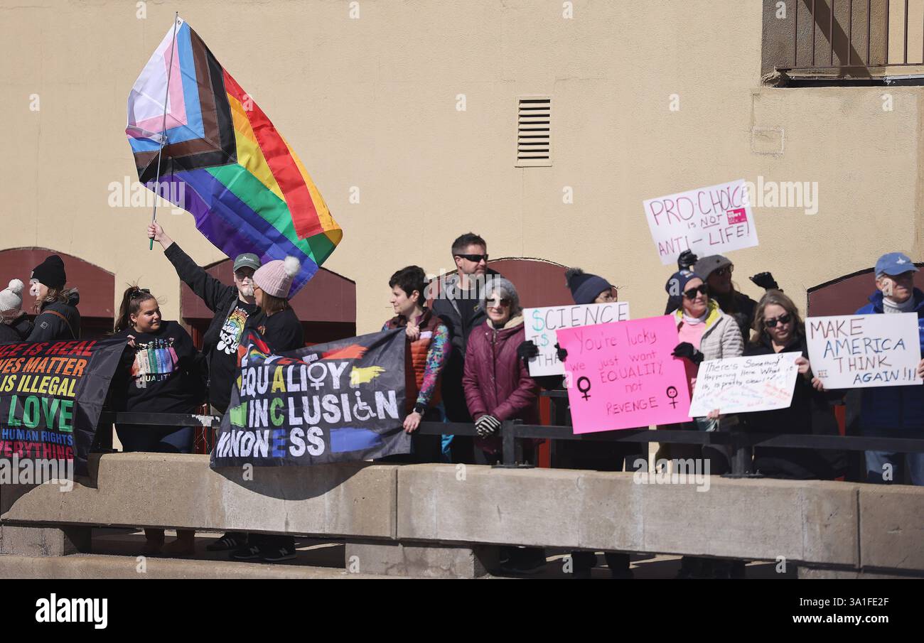 Ginevra, Illinois, Stati Uniti. 8 marzo 2025. 8 marzo 2025 Ginevra, Illinois, Stati Uniti: I manifestanti costeggiano il ponte del fiume Fox durante un Rally nazionale della festa della donna. (Credit Image: © H. Rick Bamman/ZUMA Press Wire) SOLO PER USO EDITORIALE! Non per USO commerciale! Foto Stock