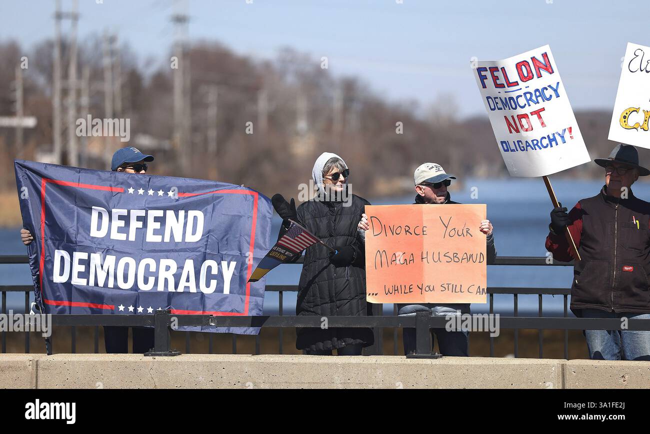 Ginevra, Illinois, Stati Uniti. 8 marzo 2025. 8 marzo 2025 Ginevra, Illinois, Stati Uniti: I manifestanti costeggiano il ponte del fiume Fox durante un Rally nazionale per la Festa della donna. (Credit Image: © H. Rick Bamman/ZUMA Press Wire) SOLO PER USO EDITORIALE! Non per USO commerciale! Foto Stock