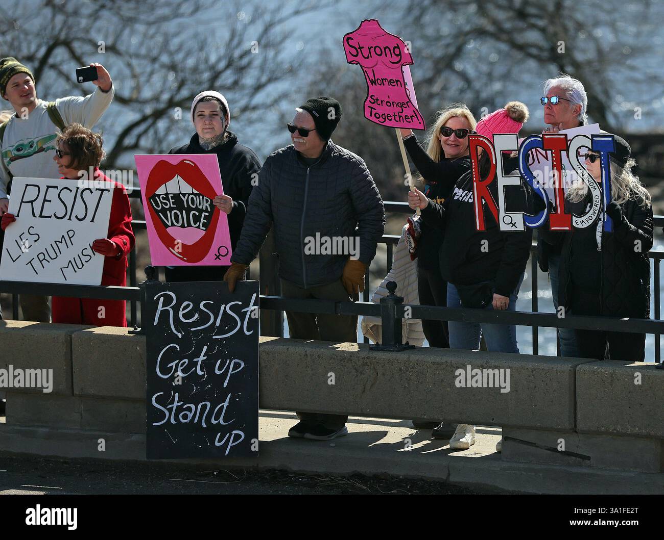 Ginevra, Illinois, Stati Uniti. 8 marzo 2025. 8 marzo 2025 Ginevra, Illinois, Stati Uniti: I manifestanti costeggiano il ponte del fiume Fox durante un Rally nazionale della festa della donna. (Credit Image: © H. Rick Bamman/ZUMA Press Wire) SOLO PER USO EDITORIALE! Non per USO commerciale! Foto Stock