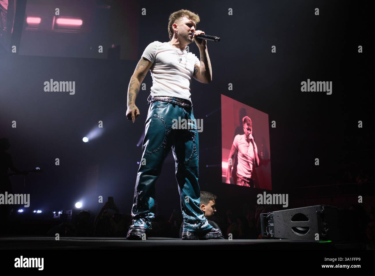 Il cantante Dani Fernandez si esibisce durante un concerto alla Movistar Arena con Yaren, l'8 marzo 2025, a Madrid Foto Stock