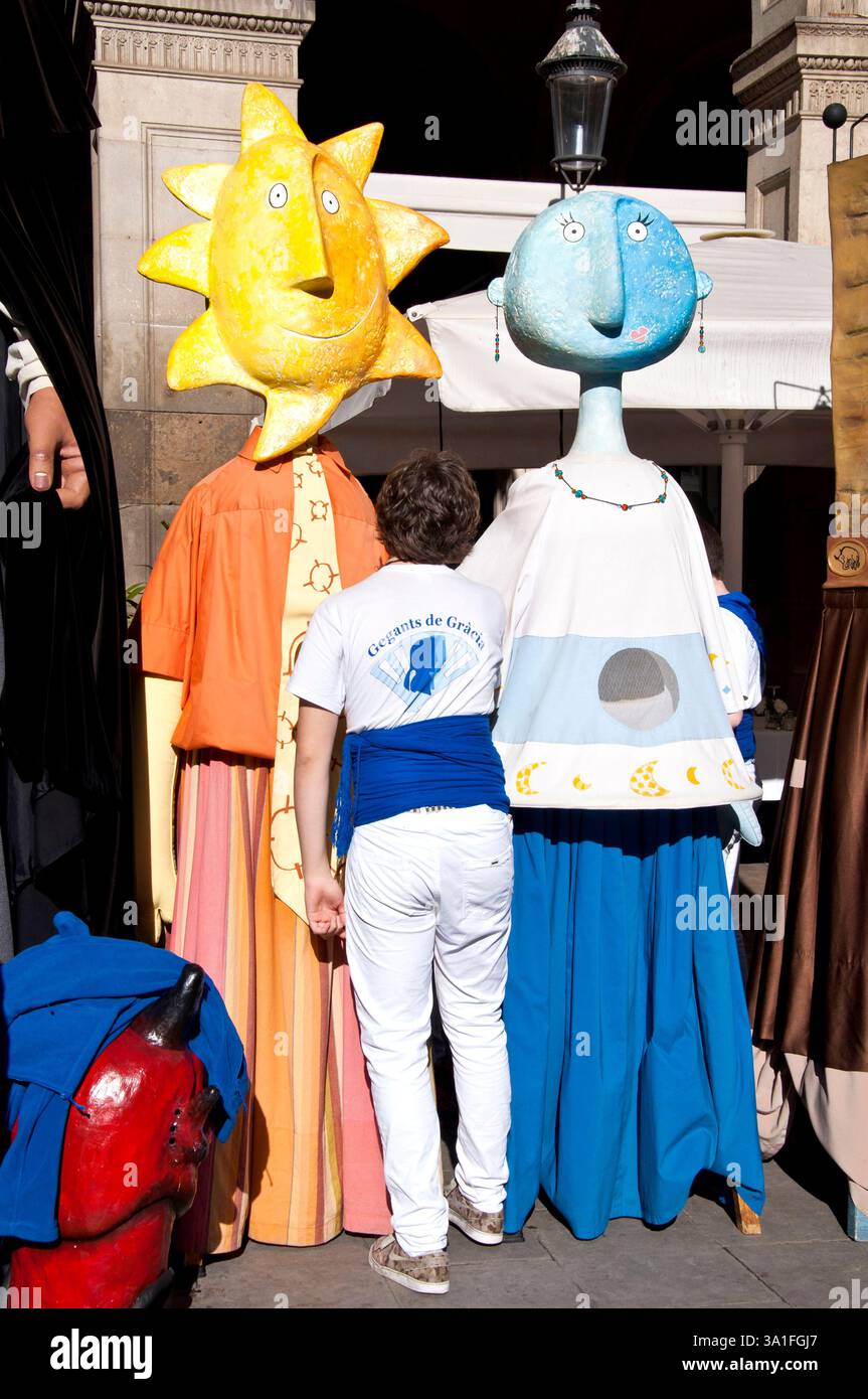 Figure giganti di Luna e Sole, Fiesta de Santa Eulalia, festa tipica del 12 febbraio con giganti e figure di grandi dimensioni, Barcellona, Ciutat Vella, Spagna Foto Stock