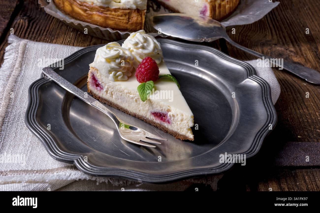 Torta fresca e deliziosa con crema di lamponi Foto Stock