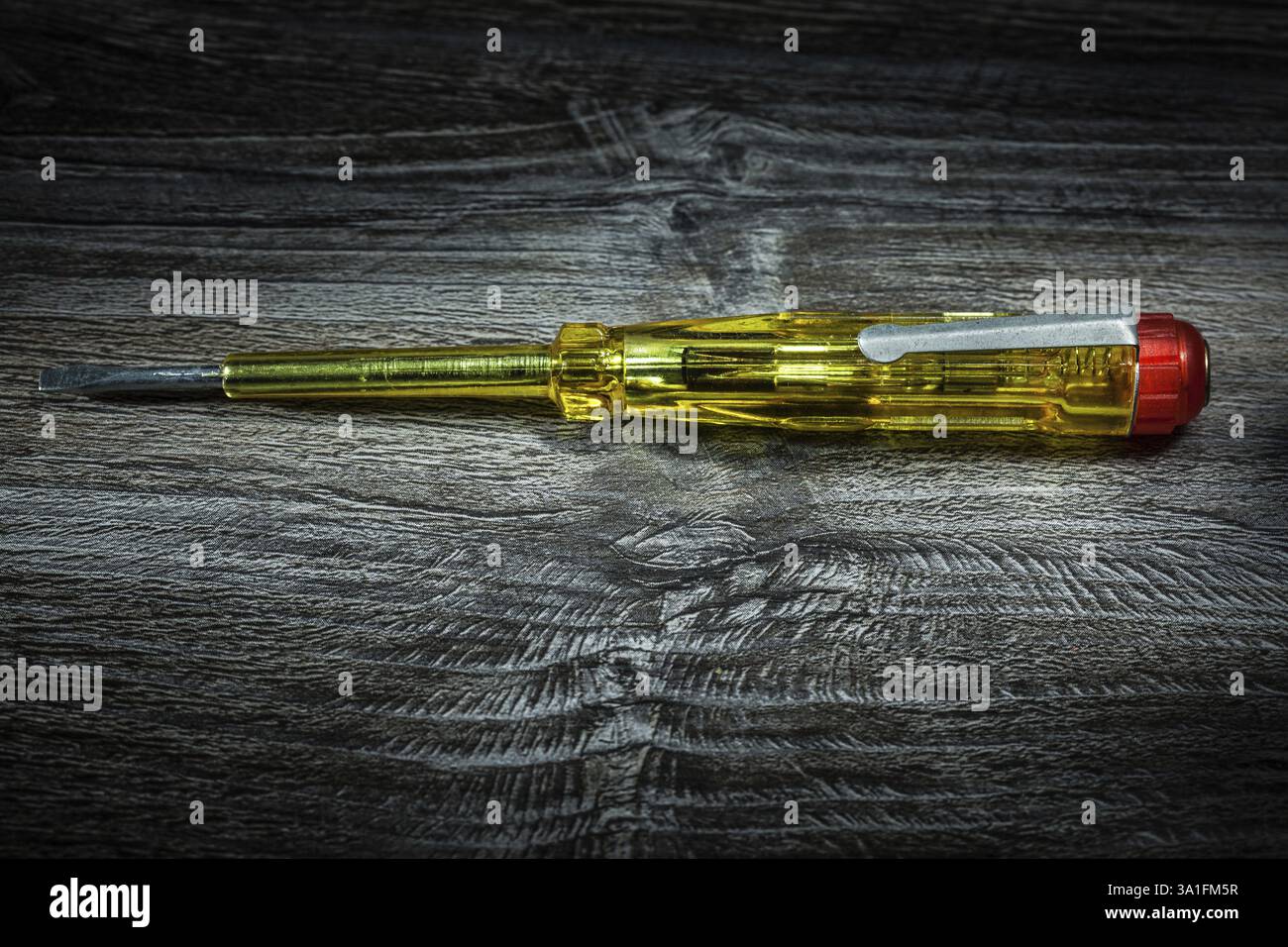 Cacciavite isolato su pannello di legno Foto Stock