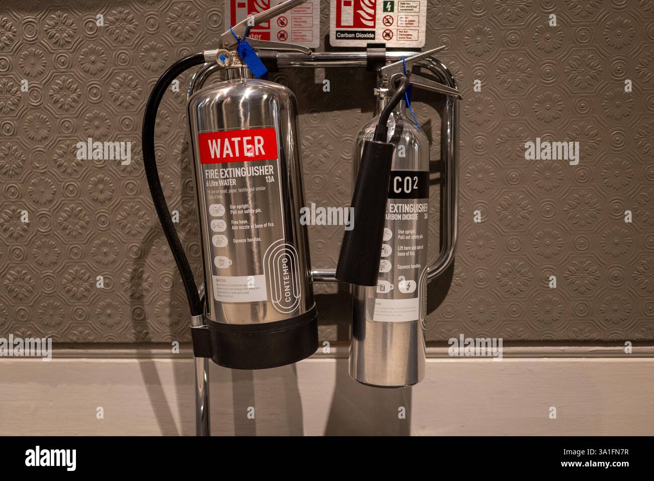 Estintori europei ad acqua e carbonio Foto Stock