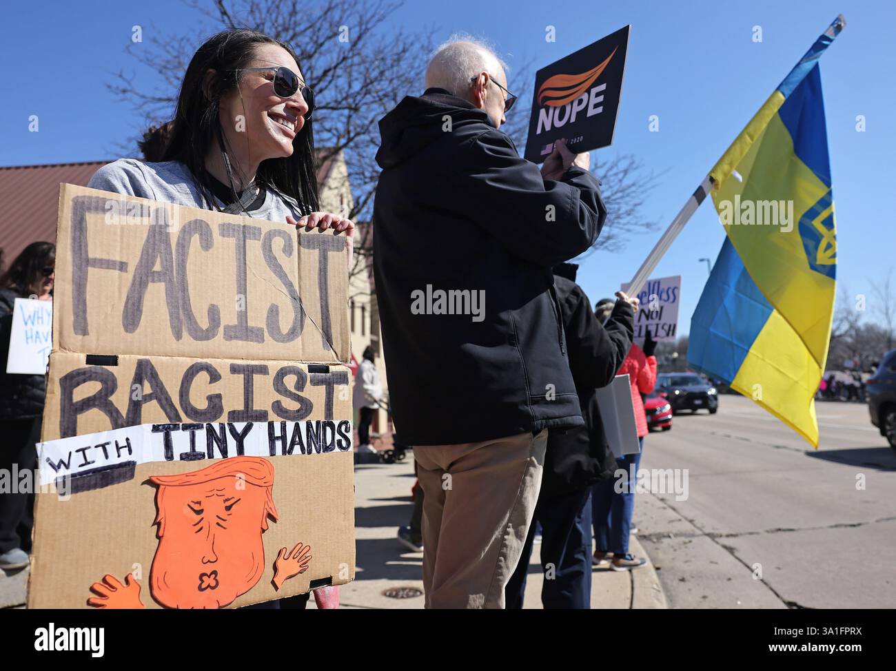 Ginevra, Illinois, Stati Uniti. 8 marzo 2025. 8 marzo 2025 Ginevra, Illinois, Stati Uniti: La protesta JESSICA WORBY ha un segno che recita: "Razzista Facistn con le mani minuscole" durante un raduno nazionale per la giornata delle donne. (Credit Image: © H. Rick Bamman/ZUMA Press Wire) SOLO PER USO EDITORIALE! Non per USO commerciale! Foto Stock