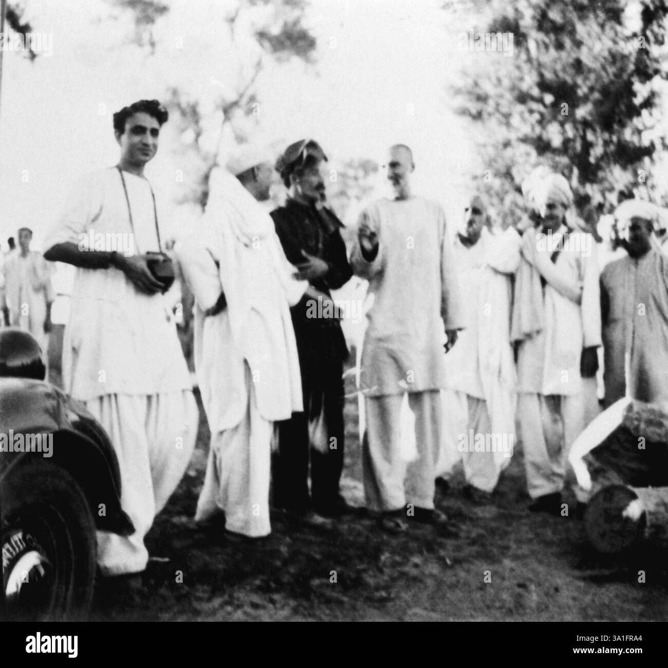 Khan Abdul Gaffar Khan e altri durante la visita del Mahatma Gandhi nelle province della frontiera nord-occidentale in Afghanistan, ottobre 1938, India NO MR Foto Stock