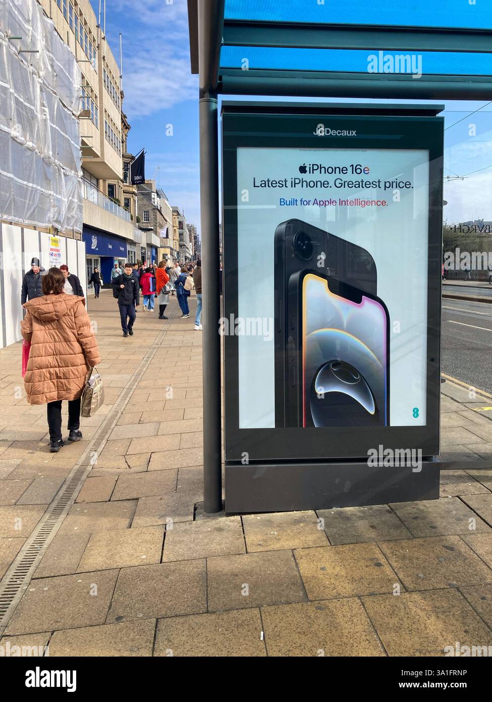 Ultimo annuncio promozionale Apple iPhone 16e sulla copertura dell'autobus - Immagine stock catturata con smartphone