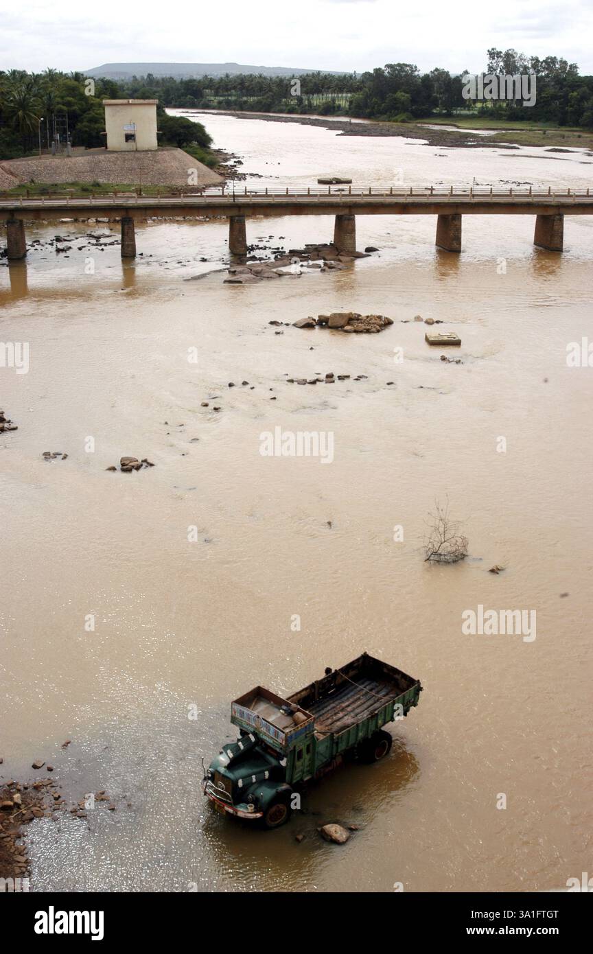 Diga di Hidkal o diga di Raja Lakhamgowda attraverso il fiume Ghataprabha, distretto di Belgaum di Karnataka, India, Asia Foto Stock