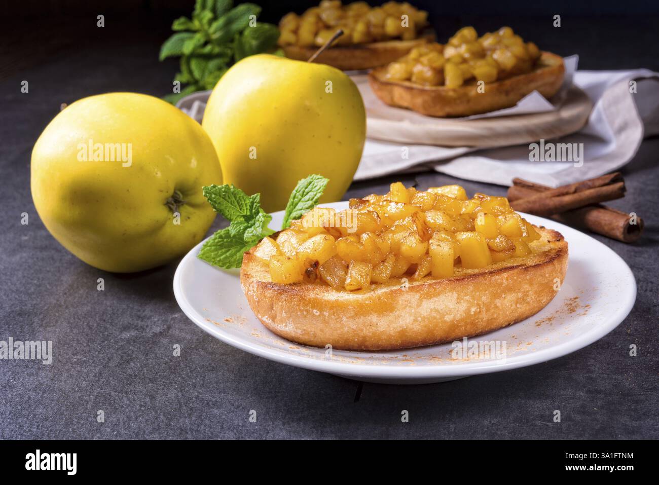Apple diffusione di frutta con la cannella e la frutta in pezzi Foto Stock
