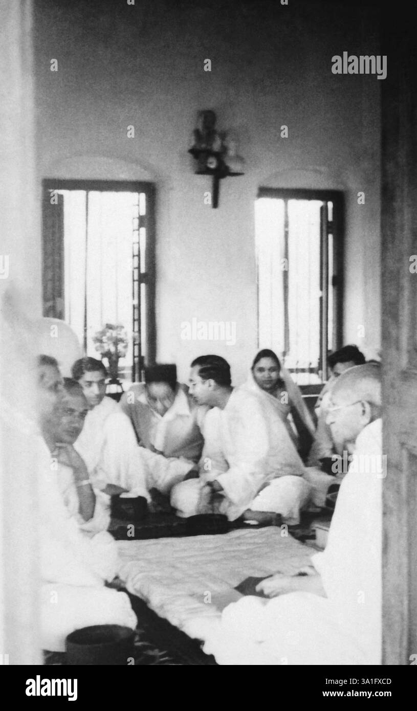 Mahatma Gandhi in una riunione a Khadi Pratishthan, Sodepur, 24 Parganas, Calcutta, 1946, G.D. Birla, India NO MR Foto Stock