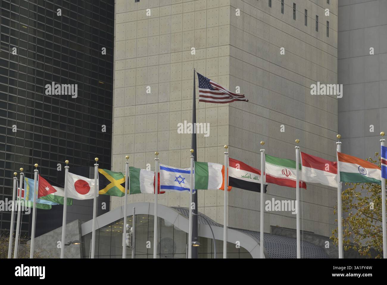 Sede delle Nazioni Unite, East River, Manhattan, una via delle bandiere degli stati membri delle Nazioni Unite vicino a una strada, New York City, New York, USA, Foto Stock