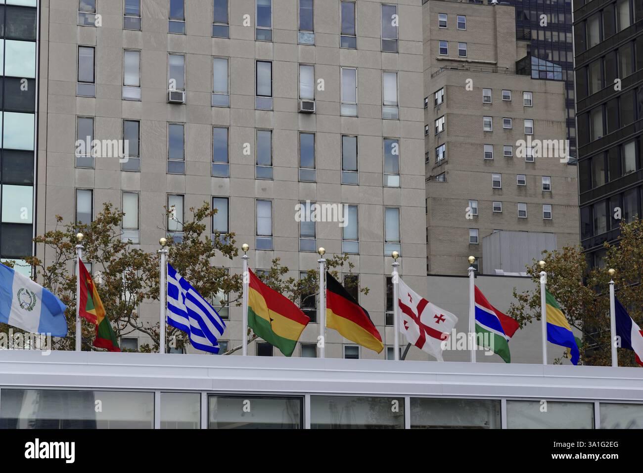 Sede delle Nazioni Unite, East River, Manhattan, una strada di bandiere degli stati membri delle Nazioni Unite vicino a una strada, New York City, New York, USA, vari Foto Stock