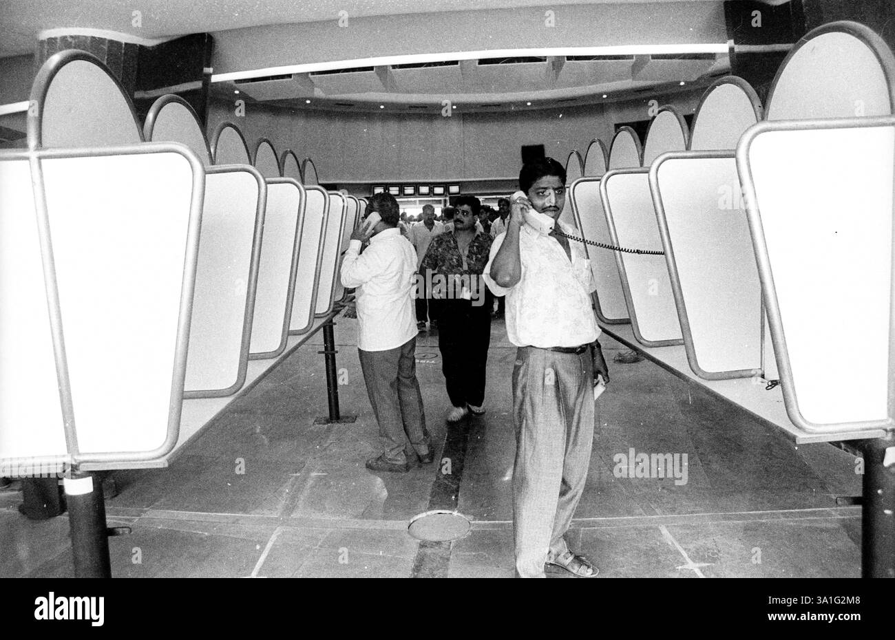 I broker si riuniscono nel ring della borsa di Bombay (BSE) per il commercio a Bombay ora Mumbai, Maharashtra, India, Asia Foto Stock