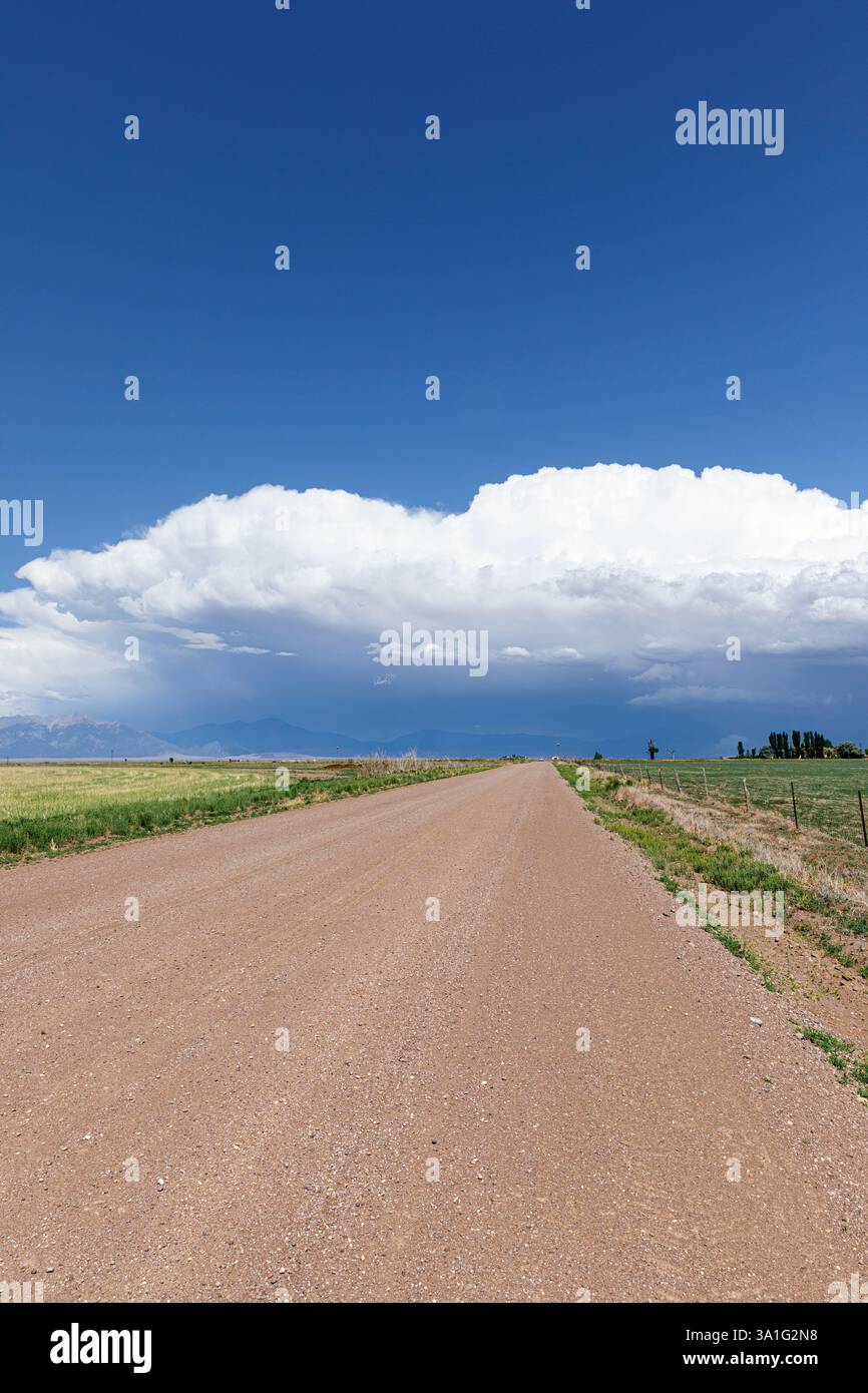 Sciate lungo una lunga strada sterrata nella zona rurale del Colorado, Stati Uniti Foto Stock