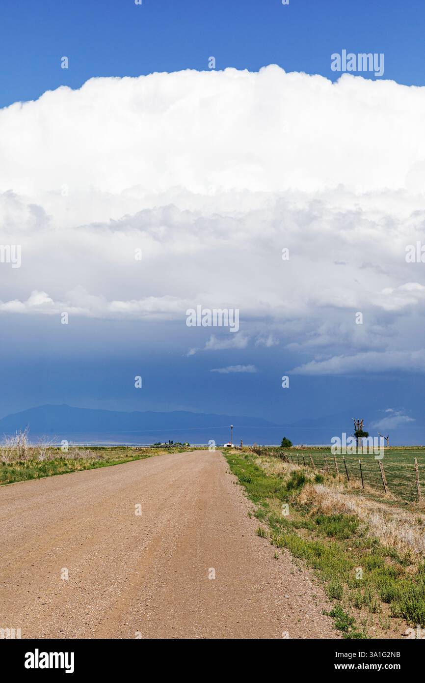 Sciate lungo una lunga strada sterrata nella zona rurale del Colorado, Stati Uniti Foto Stock