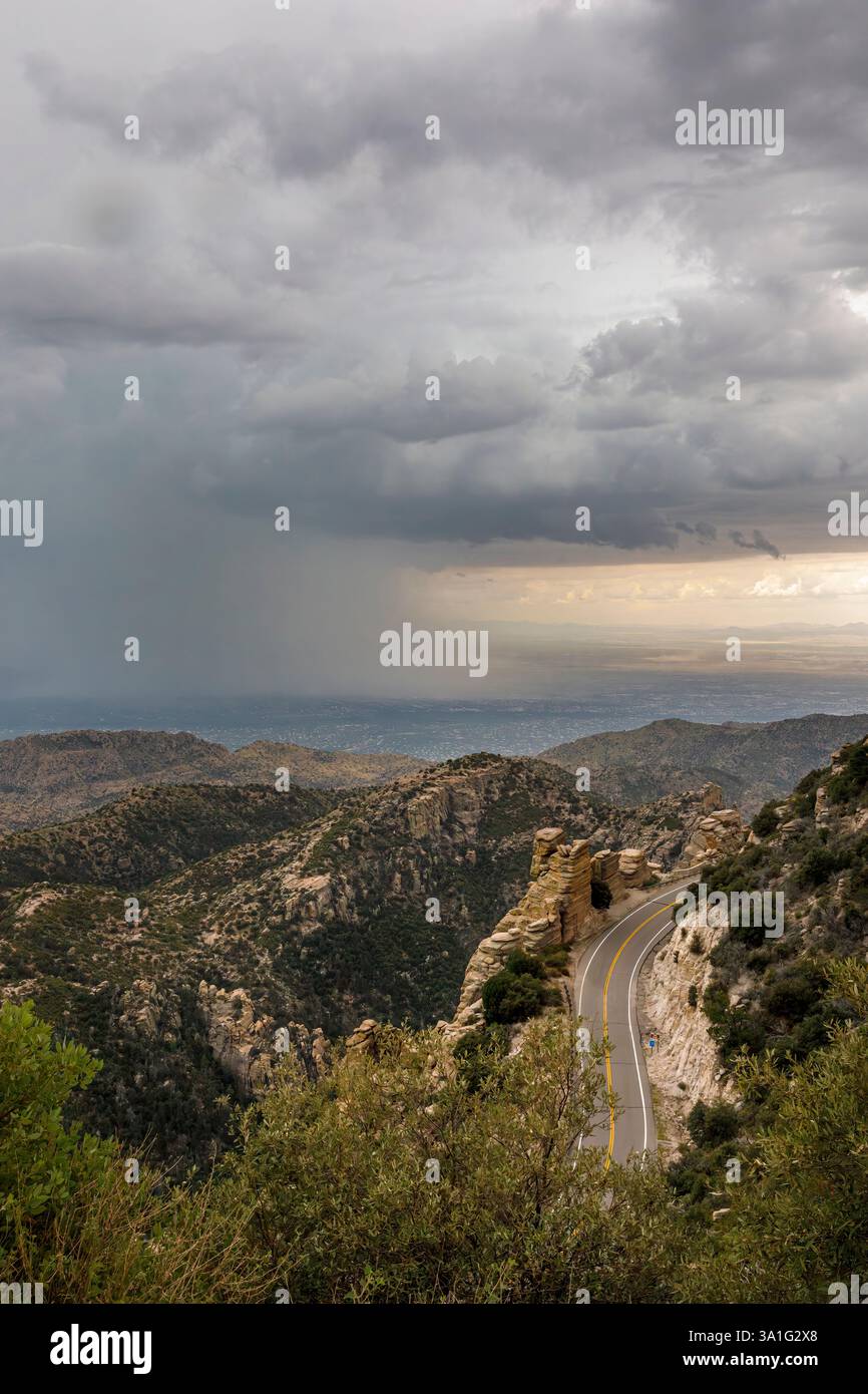 Il cielo tempestoso del monsone sull'autostrada Catalina e la pioggia in lontananza. MT. Lemmon, Santa Catalina Mountains, Tucson, Arizona, Stati Uniti Foto Stock