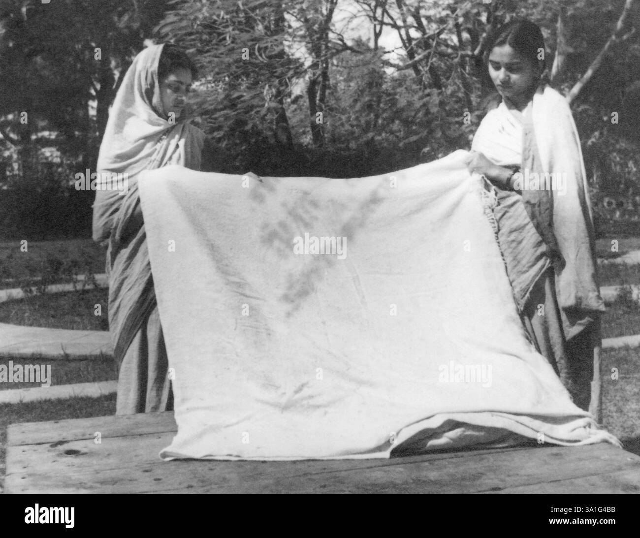 Abha Gandhi e Manu Gandhi, con il vestito dhoti macchiato di sangue che Mahatma Gandhi indossava al suo assassinio, 1948, India NO MR Foto Stock