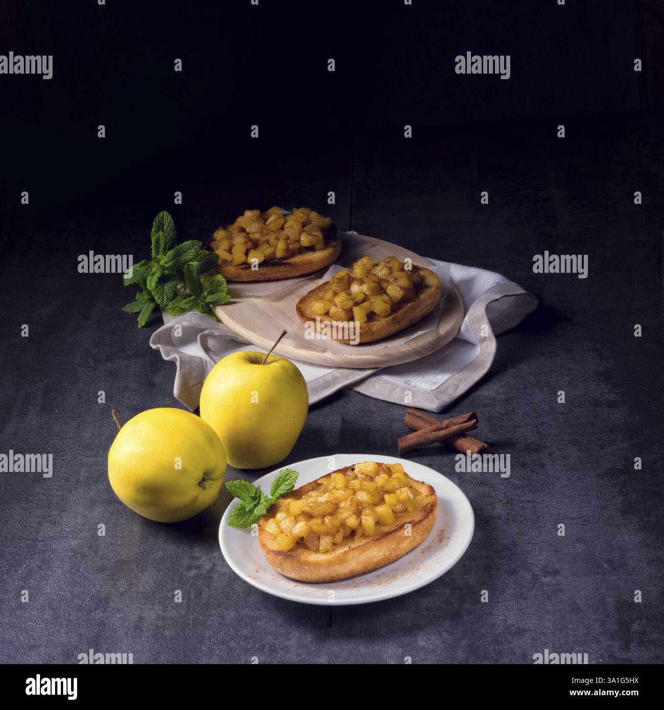 Apple diffusione di frutta con la cannella e la frutta in pezzi Foto Stock