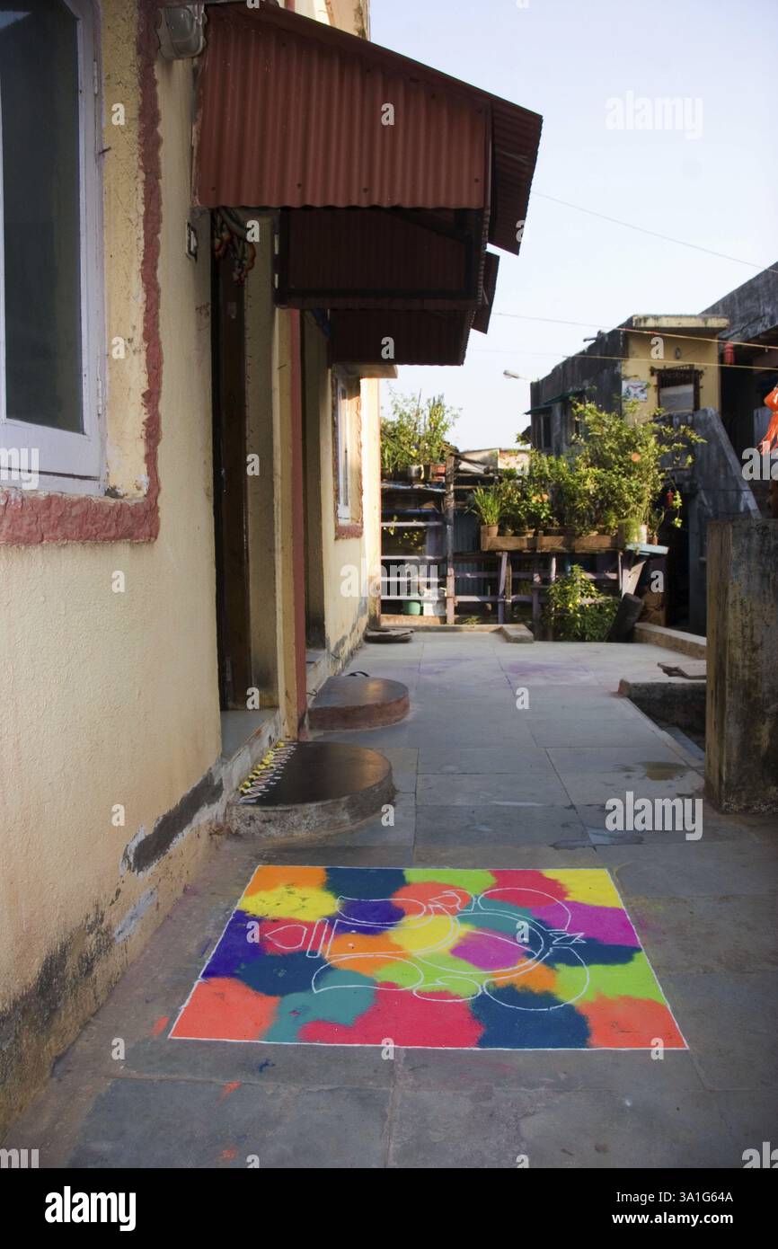 Rangoli design di fronte casa, Worli Koliwada, Bombay Mumbai, Maharashtra, India, Asia Foto Stock