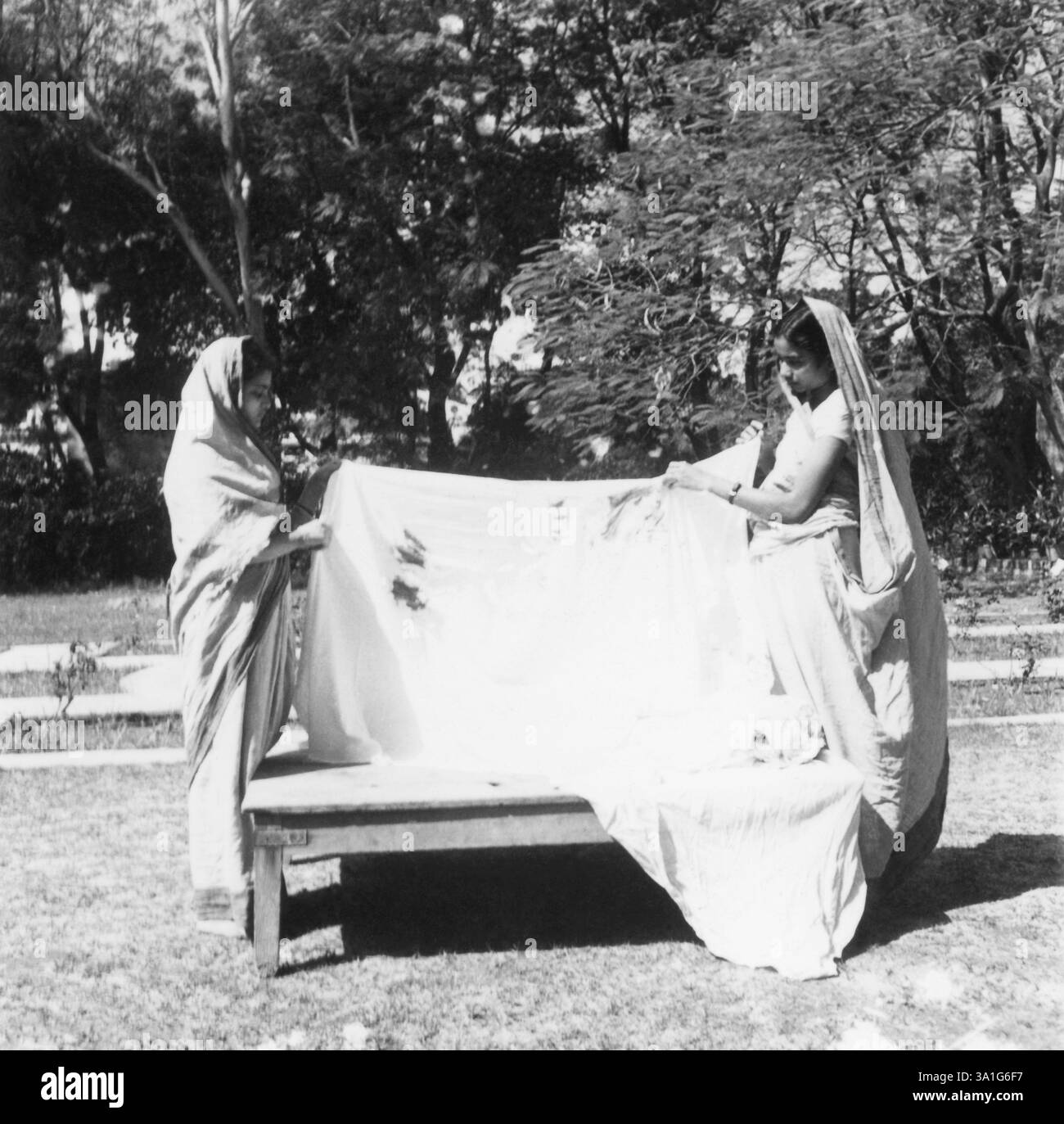 Abha Gandhi e Manu Gandhi, con il vestito dhoti macchiato di sangue che Mahatma Gandhi indossava al suo assassinio, 1948, India NO MR Foto Stock