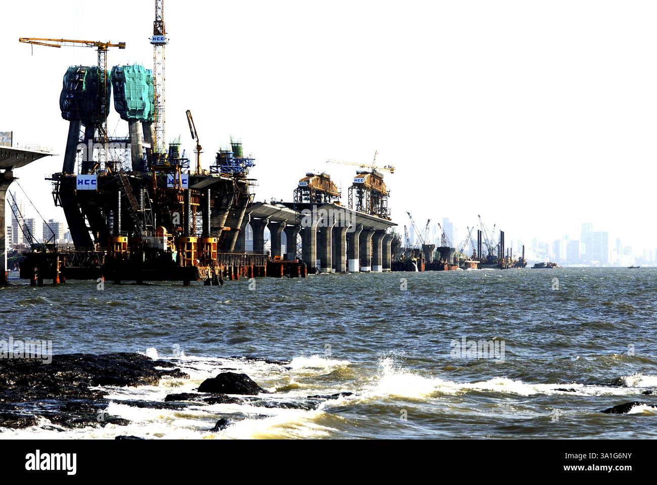 Progresso del ponte marittimo Bandra-Worli, Bombay Mumbai, Maharashtra, India, Asia Foto Stock