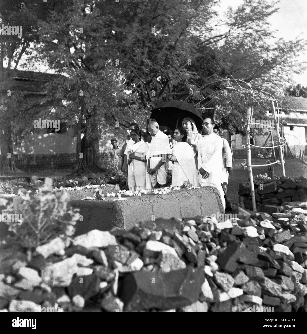 Manu Gandhi, Mahatma Gandhi, Sushila Nayar, Mirabehn e Pyarelal Nayar ai samadhis (cimiteri) di Kasturba Gandhi e Mahadev Desai ad Aga Khan Foto Stock