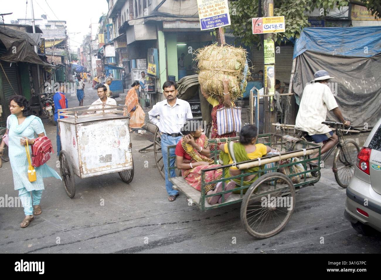 Scena di strada, ciclisti in risciò con passeggeri, Calcutta ora Kolkata, Bengala Occidentale, India, Asia Foto Stock