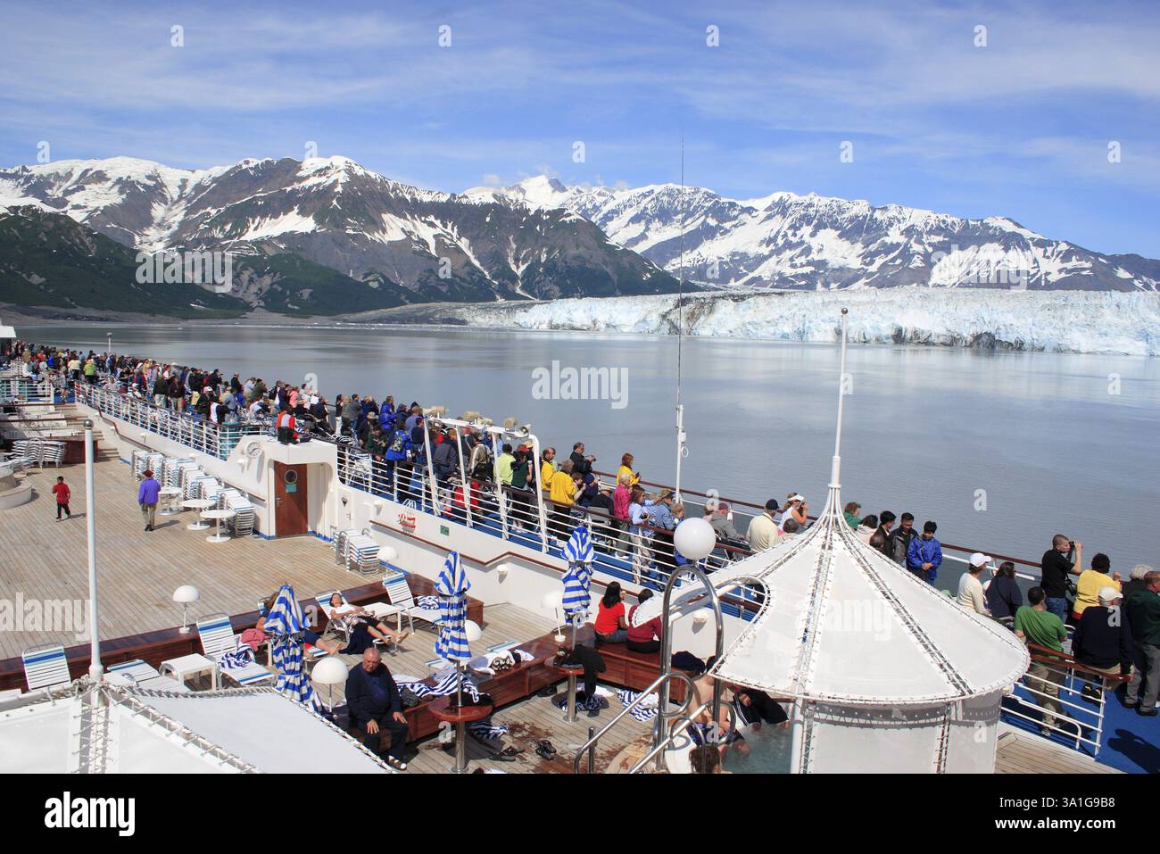 Dal ponte delle navi da crociera, i turisti osservano il ghiacciaio Hubbard e la montagna di Saint Elias, il più lungo ghiacciaio delle maree dell'Alaska, il parco nazionale di Saint Elias, d Foto Stock