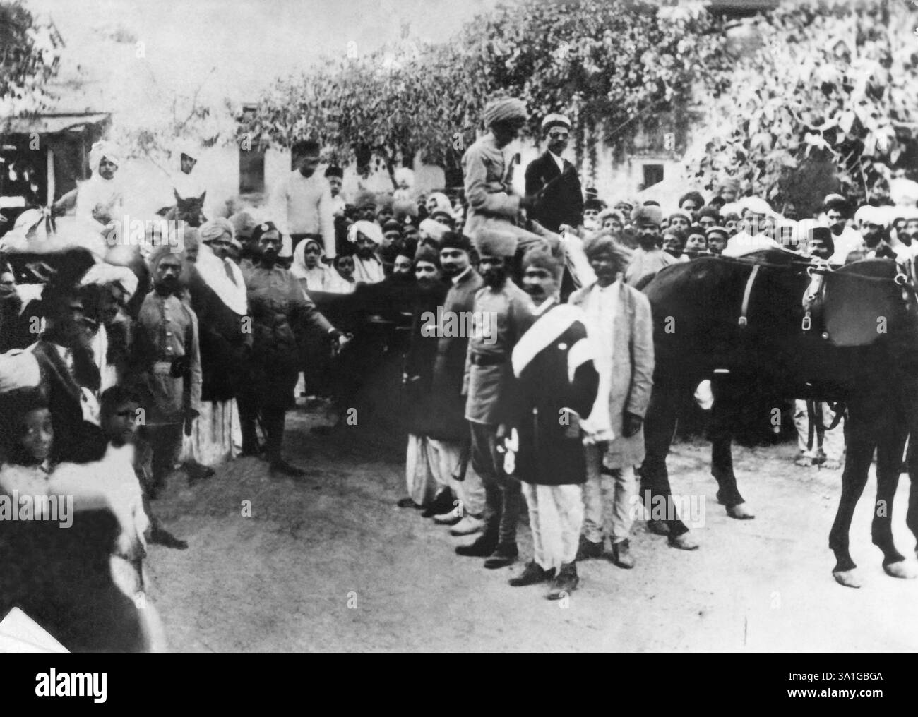 Kasturba Gandhi e Mahatma Gandhi al loro ritorno dal Sudafrica a Mumbai, 1915, copia, India NO MR Foto Stock
