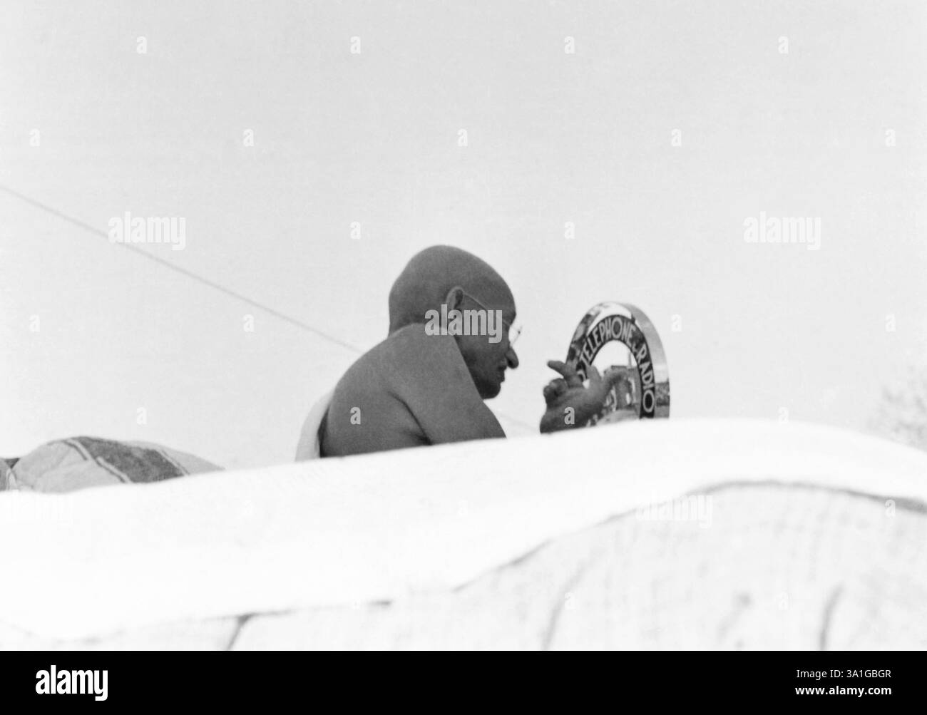 Mahatma Gandhi parla con un mike durante la riunione del congresso a Ramgarh, 1939, India NO MR Foto Stock