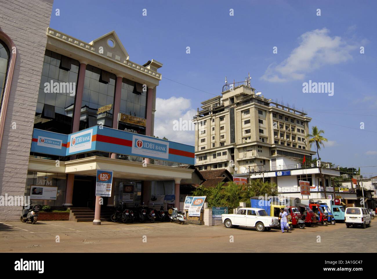 Strada trafficata con strutture moderne per negozi e residence nella città principale di Udupi, Karnataka, India, Asia Foto Stock