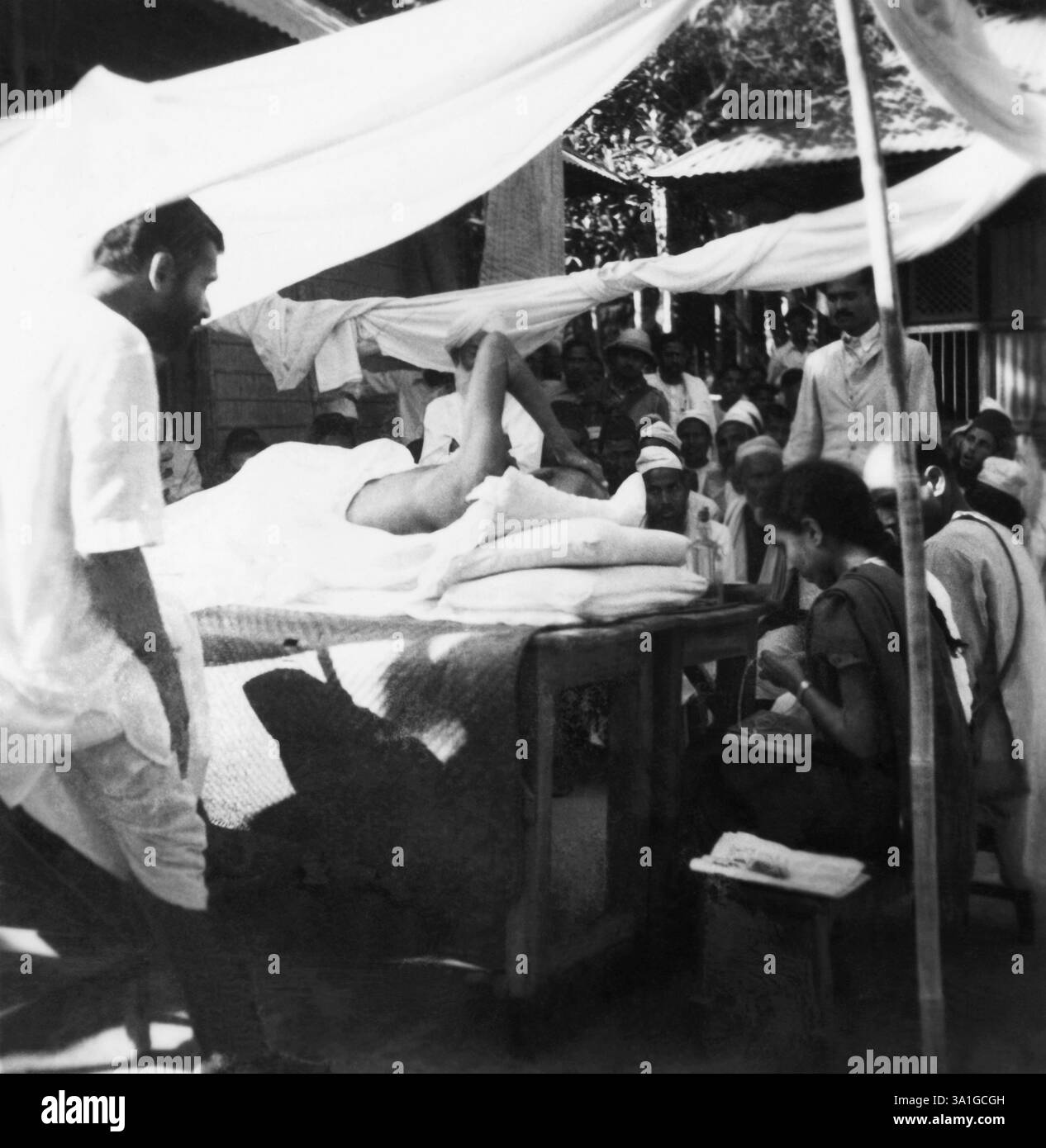 Il Mahatma Gandhi parlando di persone mentre facendo bagni di sole villaggio Noakhali Dasgharia Bengala Orientale Kanu Gandhi alloggiato a partire dal mese di novembre Foto Stock