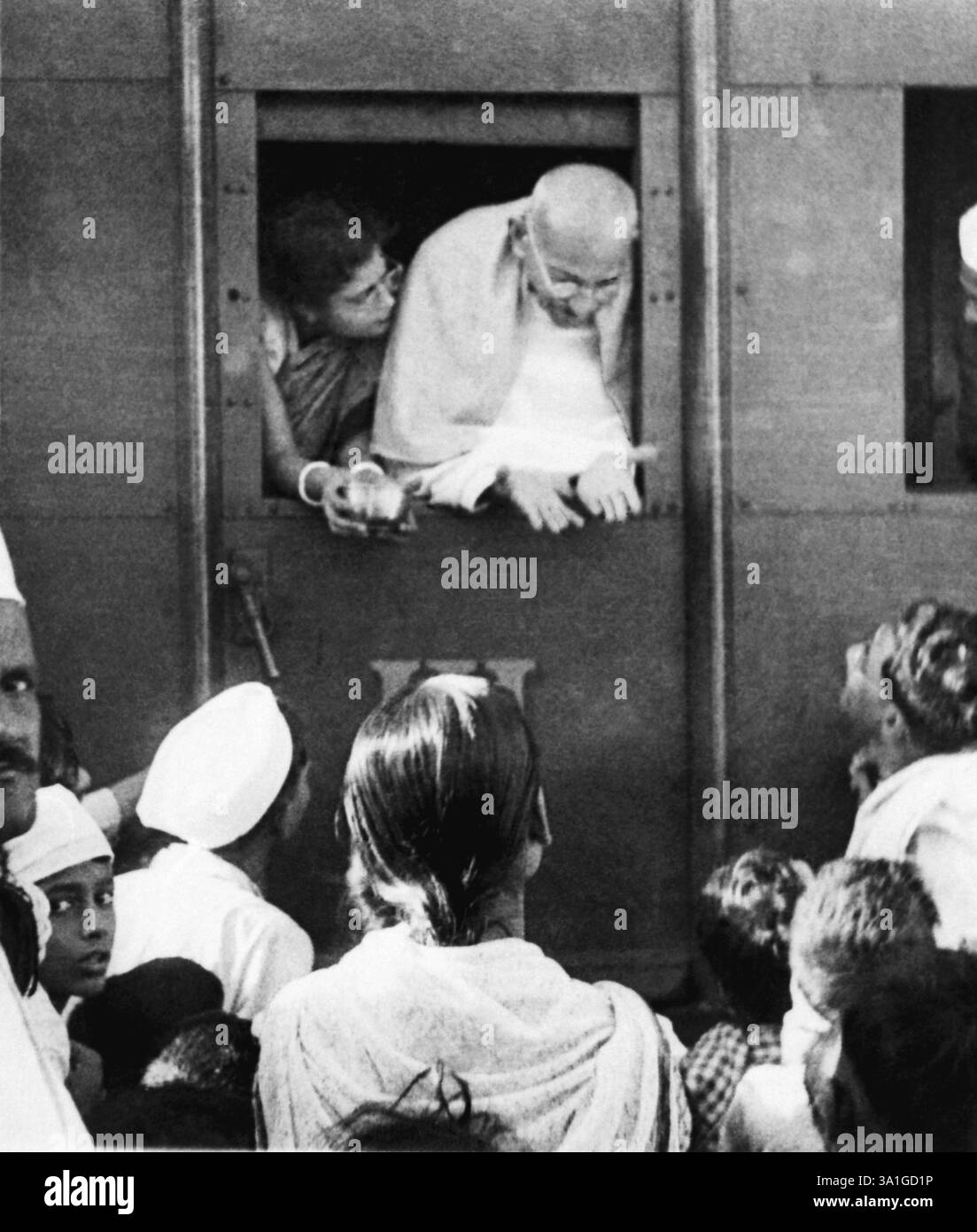 Mahatma Gandhi, guardando da un treno vicino al finestrino insieme ad Abha Gandhi, in discussione con un uomo, 1945, India NO MR Foto Stock