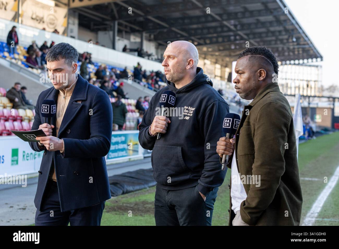 York, Regno Unito, 8 marzo 2025, Aaron McLean, Curly Kirtland (presentatori DAZN) e il manager dello York City Adam Hinshelwood al match York City vs Forest Green Rovers, National League - al LNER Community Stadium, accreditano Aaron Badkin/Alamy Live News. Foto Stock